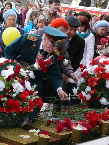 9 мая на мемориале павшим в годы Великой Отечественной войны всегда появляются свежие цветы и новые венки