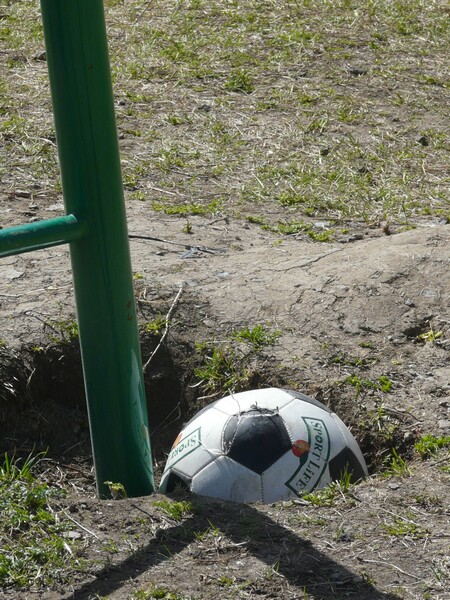 В ямы на детской площадке может уместиться даже футбольный мяч