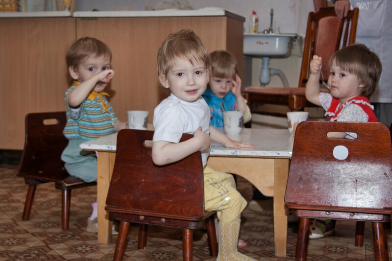 Дом ребенка для малышей буквально родной дом: здесь их кормят, одевают, заботятся о них, здесь они прописаны. Фото: Вадим Аминов