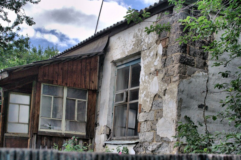 Этот дом уже 10 лет опасен для жизни, но в нем живут. Фото: Вадим Аминов
