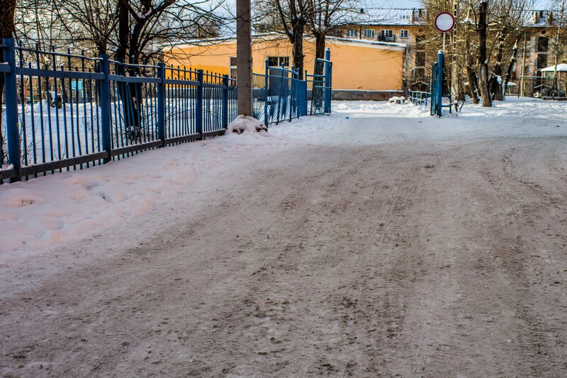 Диаметр ямы на подступах к школе составляет 1,5 метра. Фото: Вадим Аминов