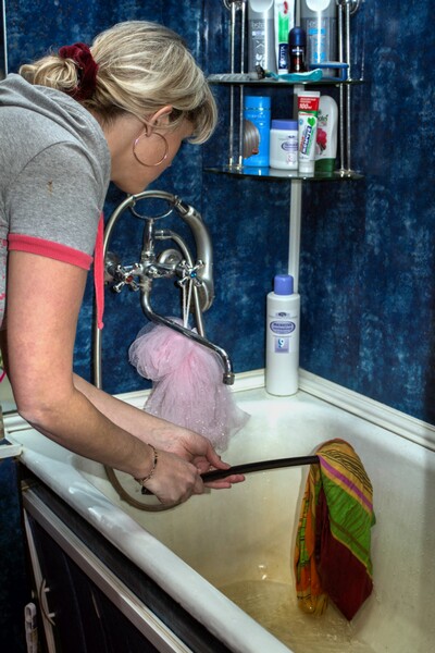 Марина Пеплер вечером белье из ванны может достать только с помощью палки. Фото: Вадим Аминов