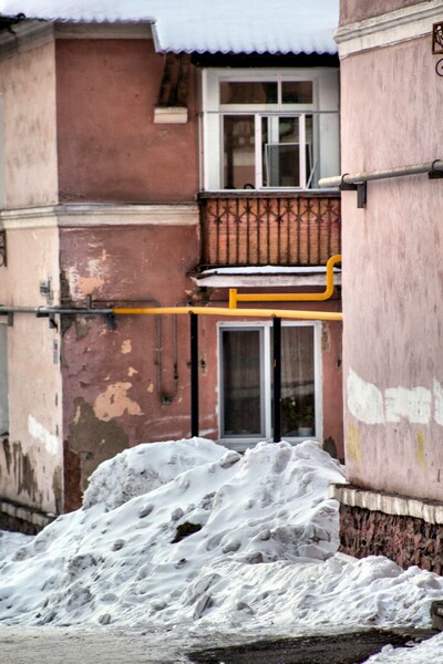 Бугры снега просто насыпали возле дома №9 по улице Базстроевской. Фото: Вадим Аминов