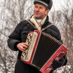 Михаил Булдаков, руководитель ансамбля \"Ивушка\" и главный гармонист праздника