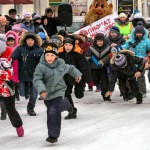 Перед началом чемпионата по метанию валенок для детей был организован специальный праздничный забег. На финише всех ждали сувениры