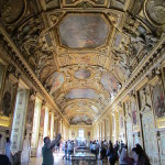 В залах Лувра: роскошь и туристы