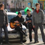 Парни из команды \"Черный плащ\" спели одноименную песню на приветствии под гитару. Фото: Алеся Копылова, \"ВК\".