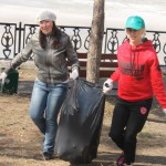 Девушки из команды \"Твори добро\" относили тяжелый мусорный мешок до контейнеров вдвоем. фото: Алеся Копылова, \"ВК\"
