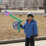 Один из детей, которым был подарен самодельный цветок из шариков. Фото: Алеся Копылова, \"ВК\"