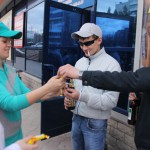 Команда \"Твори добро\" обменивает аскорбинки на сигареты у случайных прохожих. Фото: Алеся Копылова, \"ВК\"
