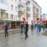 Крестный ход идет по улице Молодежной – по направлению к городскому Дворцу культуры. Фото предоставлено Ириной Журавлевой
