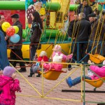 Для развлечения детей на площади установили карусель и другие аттракционы. Фото: Вадим Аминов