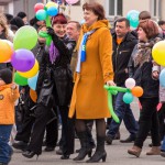 \"Краснотурьинску - ура!\" – призывал ведущий демонстрантов. \"Ура!\" – поддерживали горожане и махали шарами. Фото: Вадим Аминов