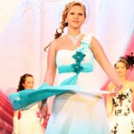Анна Пылаева во время первого выхода предстала перед зрителями в легком, воздушном платье. Фото: Алеся Копылова.