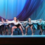 Пока конкурсантки переодевались, девушки из детской хореографической школы станцевали для зрителей. Фото: Алеся Копылова, \"ВК\". 