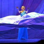 Анна Пономарева исполняла лирическую песню \"Облако волос\", и сама за счет эффекта развевающейся ткани оказалась как будто в облаках. Фото: Алеся Копылова, \"ВК\".