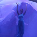 Анна Пономарева исполняла лирическую песню \"Облако волос\", и сама за счет эффекта развевающейся ткани оказалась как будто в облаках. Фото: Алеся Копылова, \"ВК\".