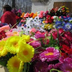 Продавцы цветов говорят, что на некоторых могилках быстро исчезали только что купленные цветы и венки. Фото: Алеся Копылова, \"ВК\"