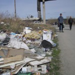 Обочины дороги к кладбищу усеяны мусором и хламом. Фото: Алеся Копылова, \"ВК\"