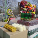 На подступах к кладбищу можно было купить искусственные цветы, свечи, лампадки. Фото: Алеся Копылова, \"ВК\"