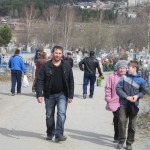 Поток людей на кладбище сегодня, 14 мая, не иссякал. Фото: Алеся Копылова, \"ВК\"