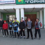 Дом культуры \"Горняк\" был одной из промежуточных остановок, где велосипедисты сделали групповое фото.