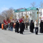 С улицы Ленина Крестный ход свернул на улицу Карпинского. Фото: Дмитрий Латышев