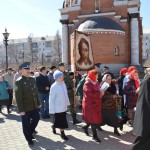 Около 250 человек двинулись Крестным ходом от храма Иоанна Богослова к храму Максима Исповедника, где днем 5 мая все желающие могли получить частичку Благодатного огня. Фото: Дмитрий Латышев