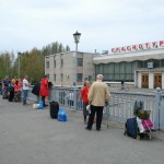 Чем ближе прибытие поезда \"Бокситы-Екатеринбург\", тем больше горожан на вокзале...