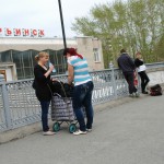 26 мая. Краснотурьинск. На перроне появляются первые пассажиры последнего поезда на Екатеринбург