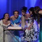 Конкурс \"Краса Краснотурьинска \" в 2013 году проходил в пятый раз. По этому случаю был испечен праздничный торт, свечи на котором задули участницы. Фото: Алеся Копылова, \"ВК\". 