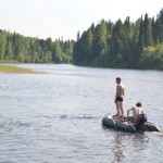 Дядя и брат Сергея Ивановского плывут по течению в поисках Сергея. Фото: Александр Сударев, \"ВК\"