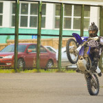 Краснотурьинский мотоциклист встает на заднее колесо.  Фото: Александр Сударев, \"ВК\"