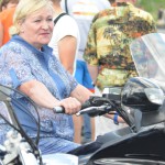 Нина Иванушкина, мама новоиспеченного почетного краснотурьинца Евгения, тоже не прочь прокатиться на мотоцикле. Фото: Александр Сударев, \"ВК\"