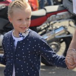 У 8-летней Анастасии, дочери Михаила Дунаева, зама директора ДЮСШ \"МАЯК\" после проката на мотоцикле только положительные эмоции.  Фото: Александр Сударев, \"ВК\"