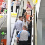 Работники ТК "Столичный" постоянно шугают детей с эскалатора. Он предназначен только для того, чтобы посетители могли подняться на второй этаж.  Фото: архив "ВК"