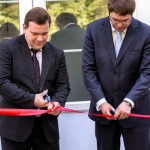 И.о. главы города Павел Фомченков и министр экономики Дмитрий Ноженко перерезают красную ленточку