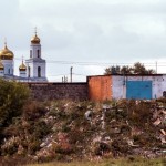 Гаражи в районе Суходойки. мусорной проблеме здесь уже не один год, и на страницы газет эта свалка попадала не единожды. толку - ноль. Фото: Вадим Аминов, "ВК"