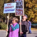 Транспаранты подготовили профсоюзники. Всен, что нужно было горожанам – разобрать их и нести.  Фото: Вадим Аминов, "ВК"