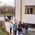К четырем часам дня 2 октября возле дома стали собираться будущие жильцы. Фото: Вадим Аминов, "ВК"