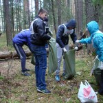 дпиректор КИКа Татьяфна Обшивалкина (справа на фото) принимала непосредственное участие в расчистке леса от мусора. Фото предоставлено Сергеем Дудиным. 