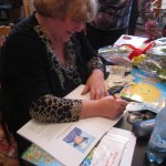 Юлия Артемьевна подписывает для желающих книгу. Фото: Любовь Доронина, "ВК"