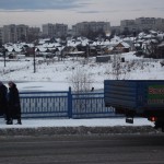 Пешеходы все равно ходят по этой дорожке, хоть и с опаской. Фото предоставлено местными жителями