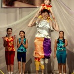Мария Шанц вместе с дочками разыграли на сцене цирковое представление. Фото: Вадим аминов, "ВК"