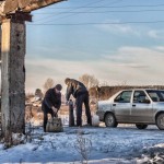 Поселковая колонка расположена на повороте основной дороге. И в темноте здесь воду набирать даже опасно... Фото: Вадим Аминов, "ВК"