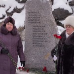 Анна Королева (слева), мама Александра, погибшего в 1983 году в Афганистане и Наталья Шабалина (справа) мама Алексей, погибшего в чеченском Гудермесе в 1995 году возложили к памятнику цветы. Фото: Вадим Аминов, «ВК»