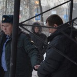 Сергея Верхотурова из зала суда выводят в наручниках. Фото: Александр Сударев, "ВК"
