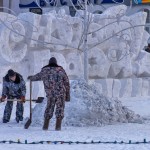 Рабочие фиксируют с помощью снега декоративные деревья. Фото: Вадим аминов "ВК"