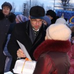 Роман Бисеров награждает победительницу конкурса "Супер игрушка". Фото: Вадим Аминов "ВК"