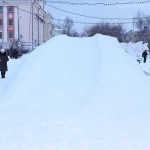 Главная горолская елка, построенная в последний момент. еще два дня назад ее не было. Фото: Вадим Аминов, "ВК"